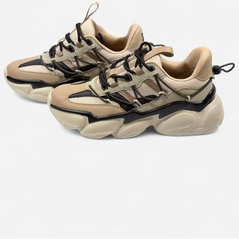 NWOT Steve Madden Spectator Y2K Chunky in a tan/beige/black Sz 9